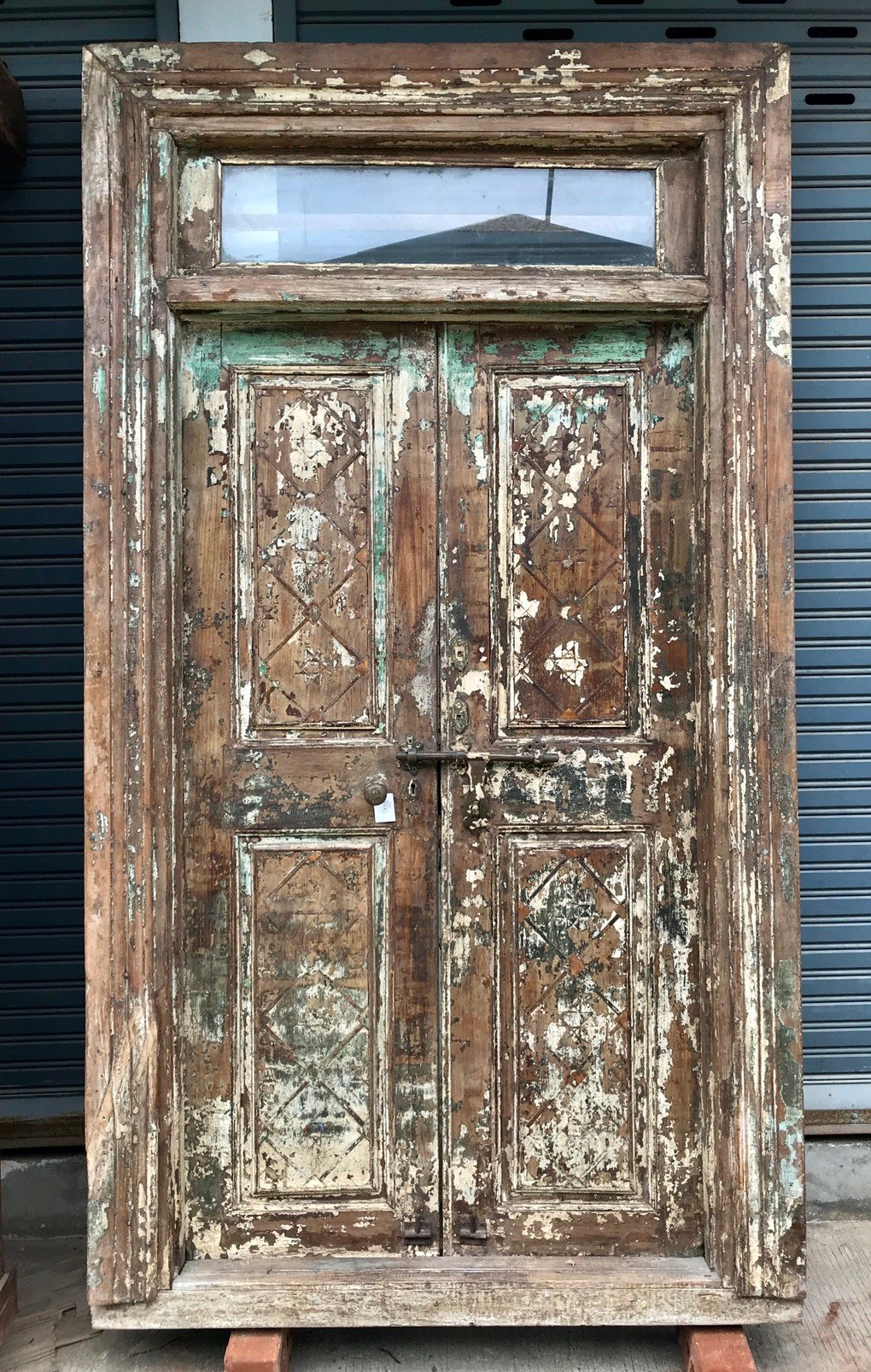 ประตูไม้สักแบบอังกฤษพื้นผิวสีเก่าขัดหยาบ