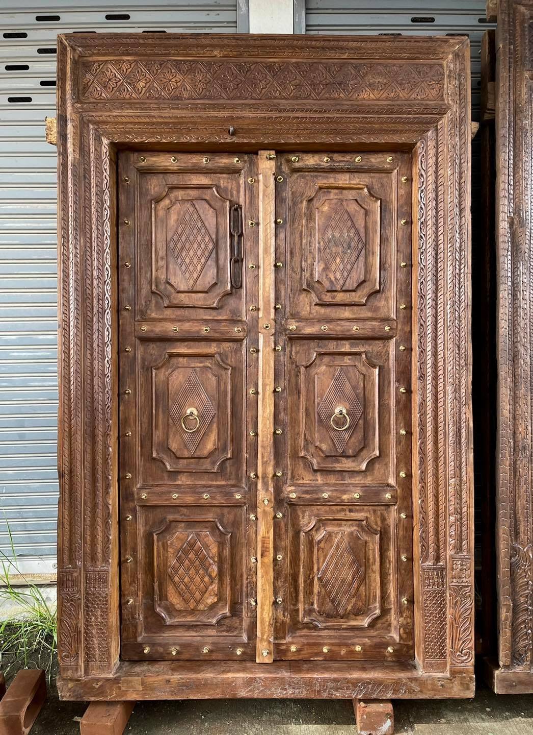 XL21 Vintage Door with Classic Colonial Carving
