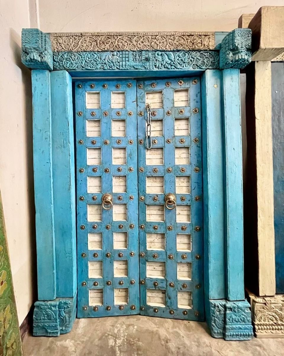 L11 ประตูโคโลเนียลสีฟ้าตัดขอบขาว