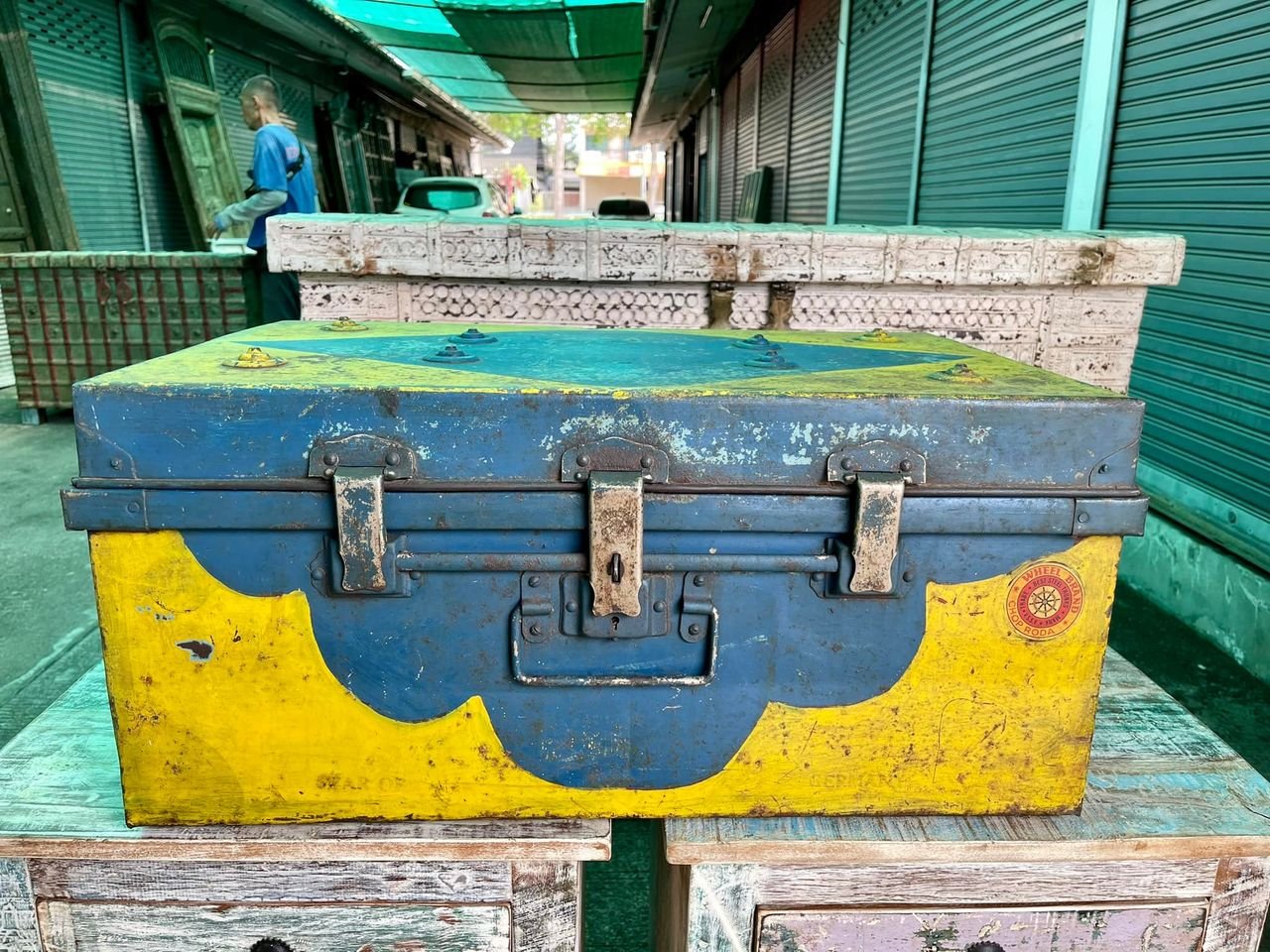 BX43 Vintage Iron Box Blue Yellow