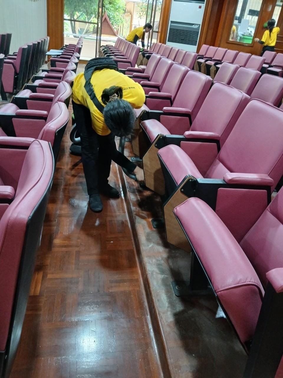 ปัจจุบันผู้คนส่วนใหญ่มักใช้ชีวิตกันอยู่ในสังคมตลอดทั้งวัน ปัจจุบันผู้คนส่วนใหญ่มักใช้ชีวิตกันอยู่ในสังคมตลอดทั้งวัน