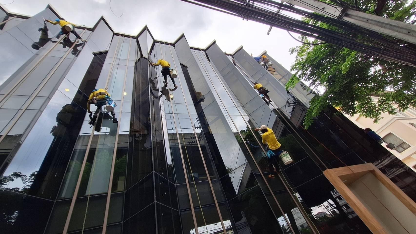 Cleaning Solution บริการเช็ดกระจกอาคารสูง ปลอดภัย เหนือระดับ Cleaning Solution บริการเช็ดกระจกอาคารสูง ปลอดภัย เหนือระดับ