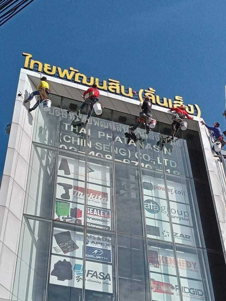 งานเช็ดกระจกอาคารสูง - บริษัท ไทยพัฒนสิน (จิ้นเส็ง 2000) จำกัด งานเช็ดกระจกอาคารสูง - บริษัท ไทยพัฒนสิน (จิ้นเส็ง 2000) จำกัด