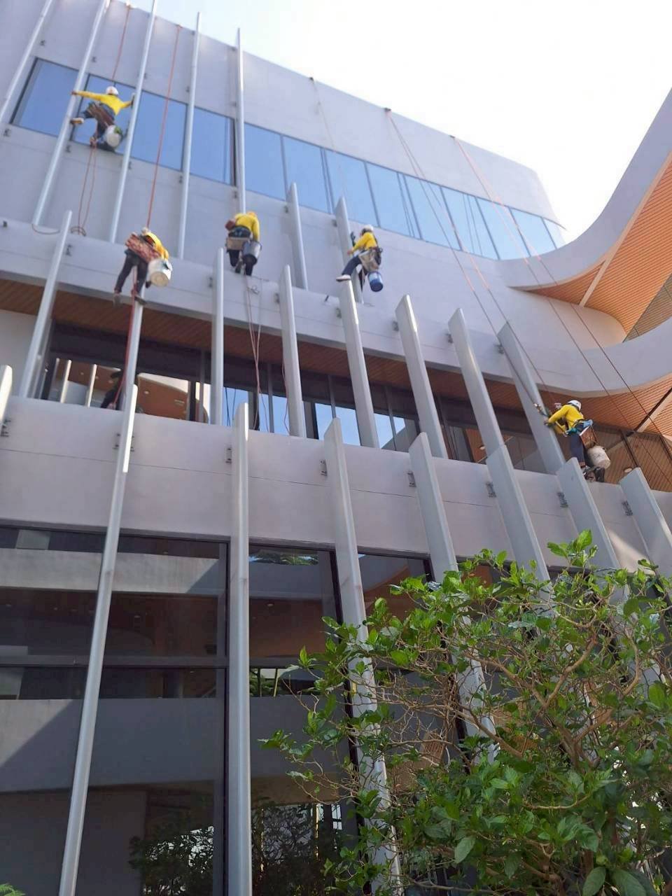 บริการทำความสะอาดผนังภายนอกอาคารสูงโดยทีมช่างโรยตัวมืออาชีพที่ได้รับความไว้วางใจ