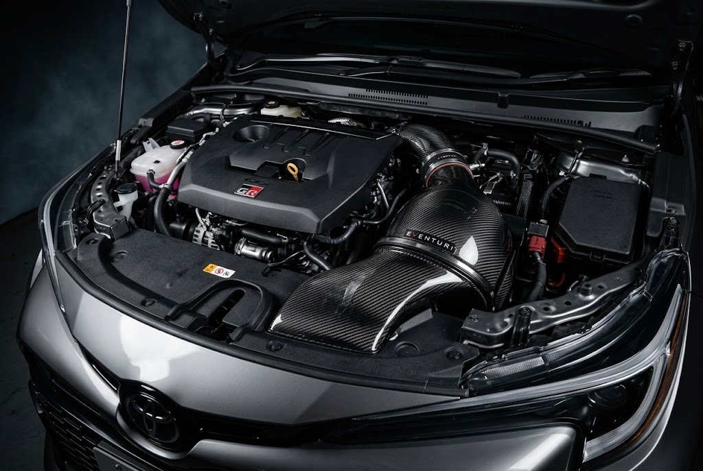 ชุดท่อไอดีคาร์บอนไฟเบอร์ Eventuri ติดตั้งในห้องเครื่อง Toyota GR Corolla