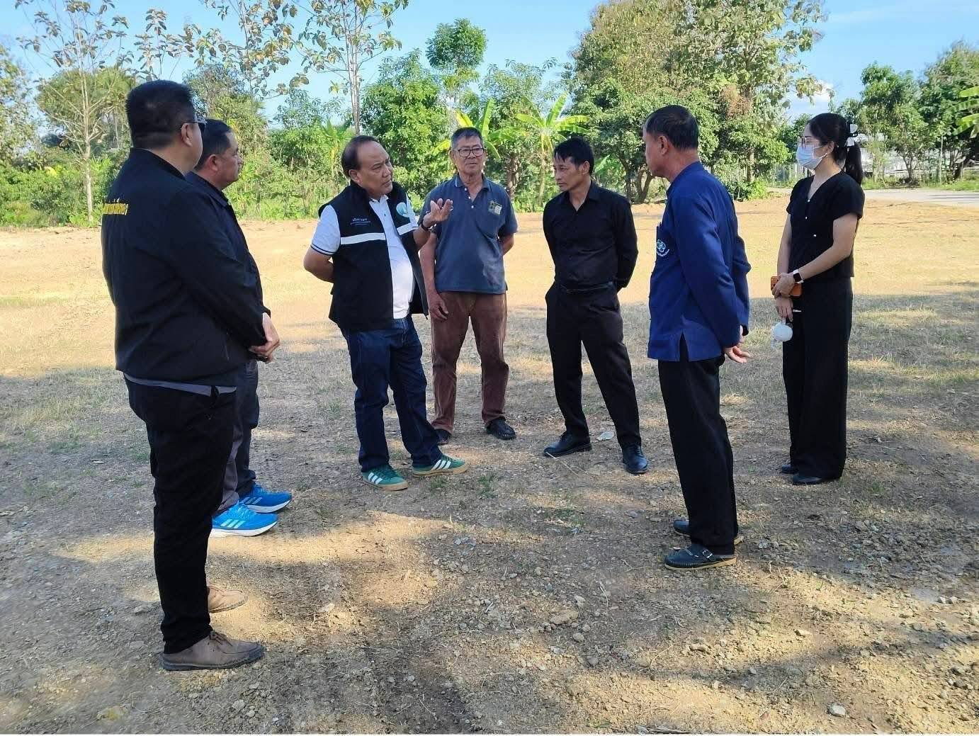 ลงพื้นที่ ดูสถานที่เพื่อปรับปรุงภูมิทัศน์สนามกีฬาของเทศบาลตำบลท่าเชียงทอง 