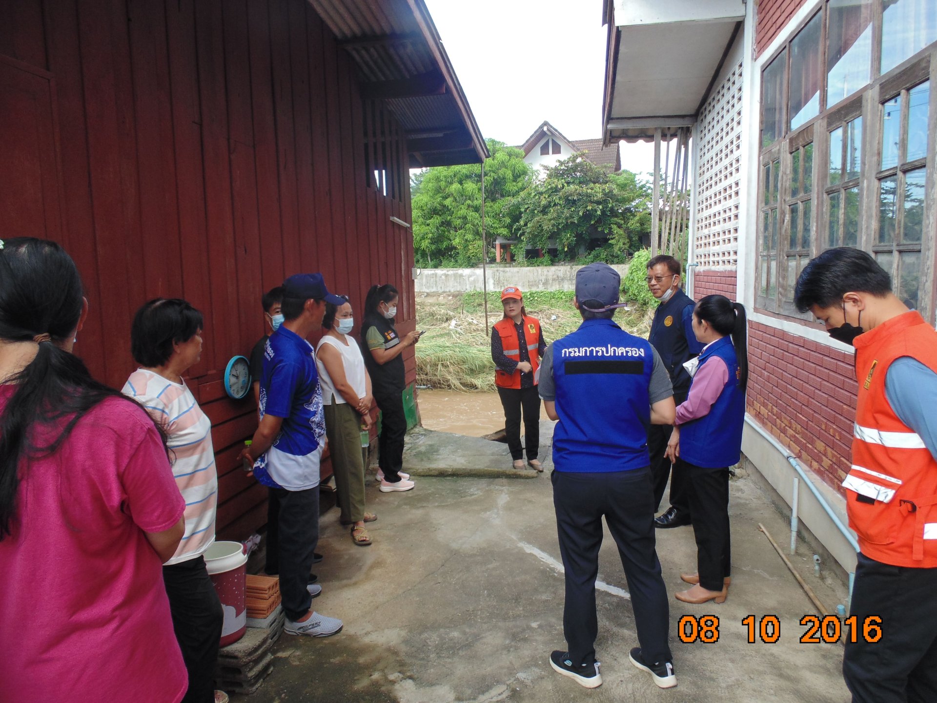 ร่วมสำรวจความเสียหายและเยี่ยมผู้ได้รับผลกระทบจากน้ำแม่ทาไหลกัดเซาะกำแพงบ้านเรือนราษฎรหมู่ที่ 9