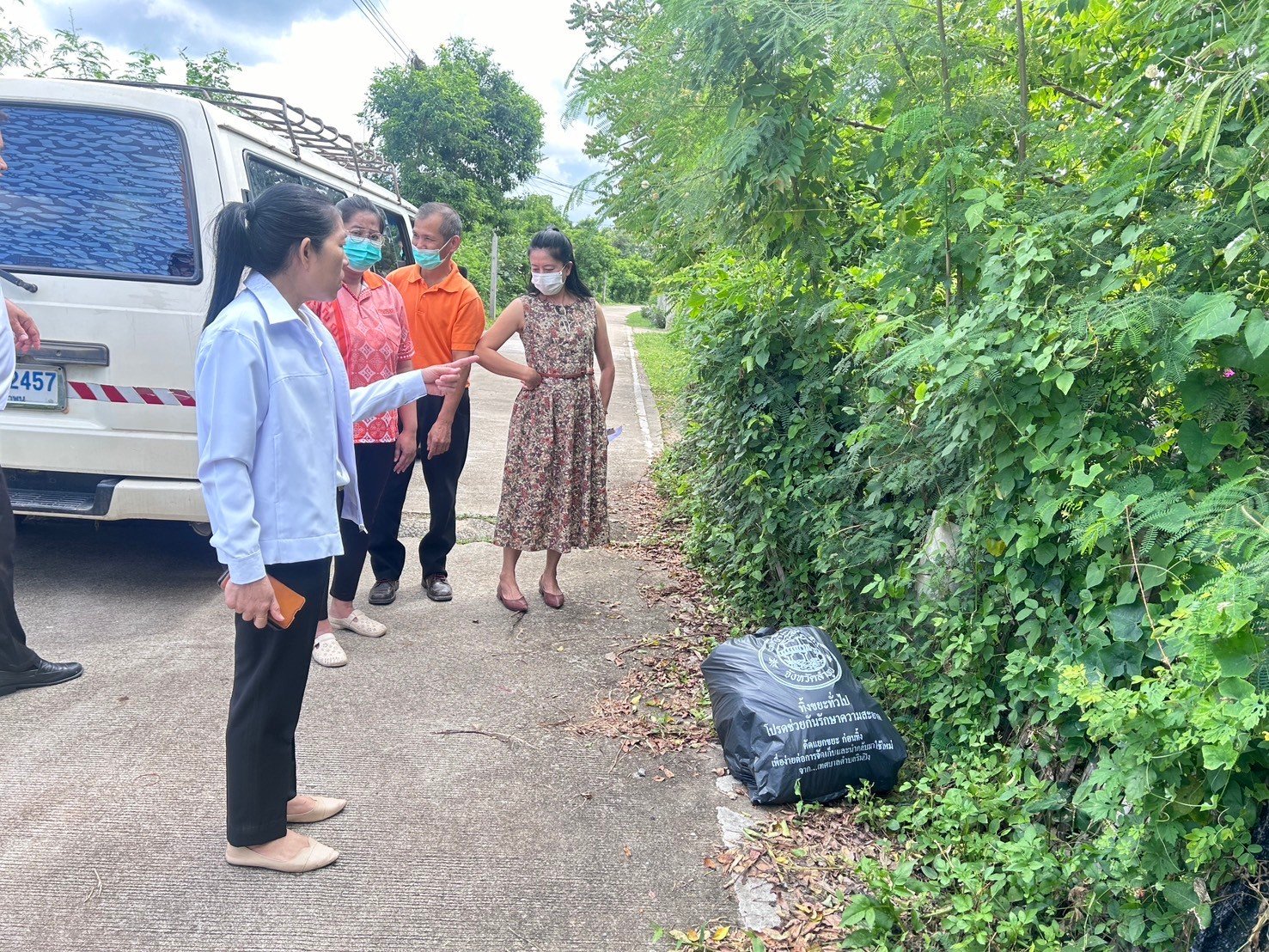 ลงพื้นที่ตรวจสอบขยะที่ตกค้างในบริเวณริมทางสาธารณะในพื้นที่เทศบาลตำบลท่าเชียงทอง