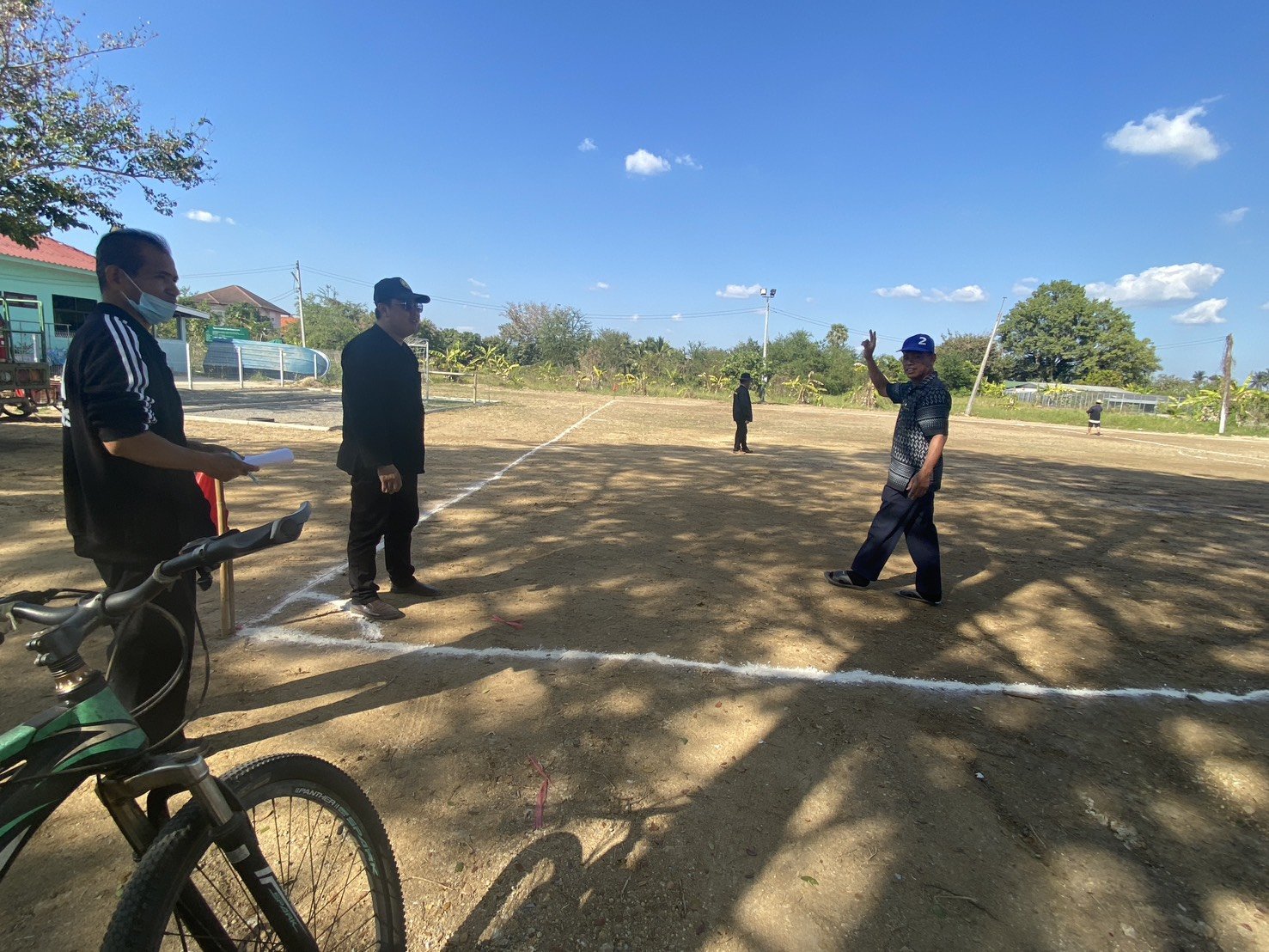 ดำเนินการควบคุมดูแลการจัดสนามกีฬาเทศบาล เพื่อเตรียมการแข่งขันกีฬาเชื่อมความสามัคคีต้านยาเสพติด เทศบาลตำบลท่าเชียงทอง