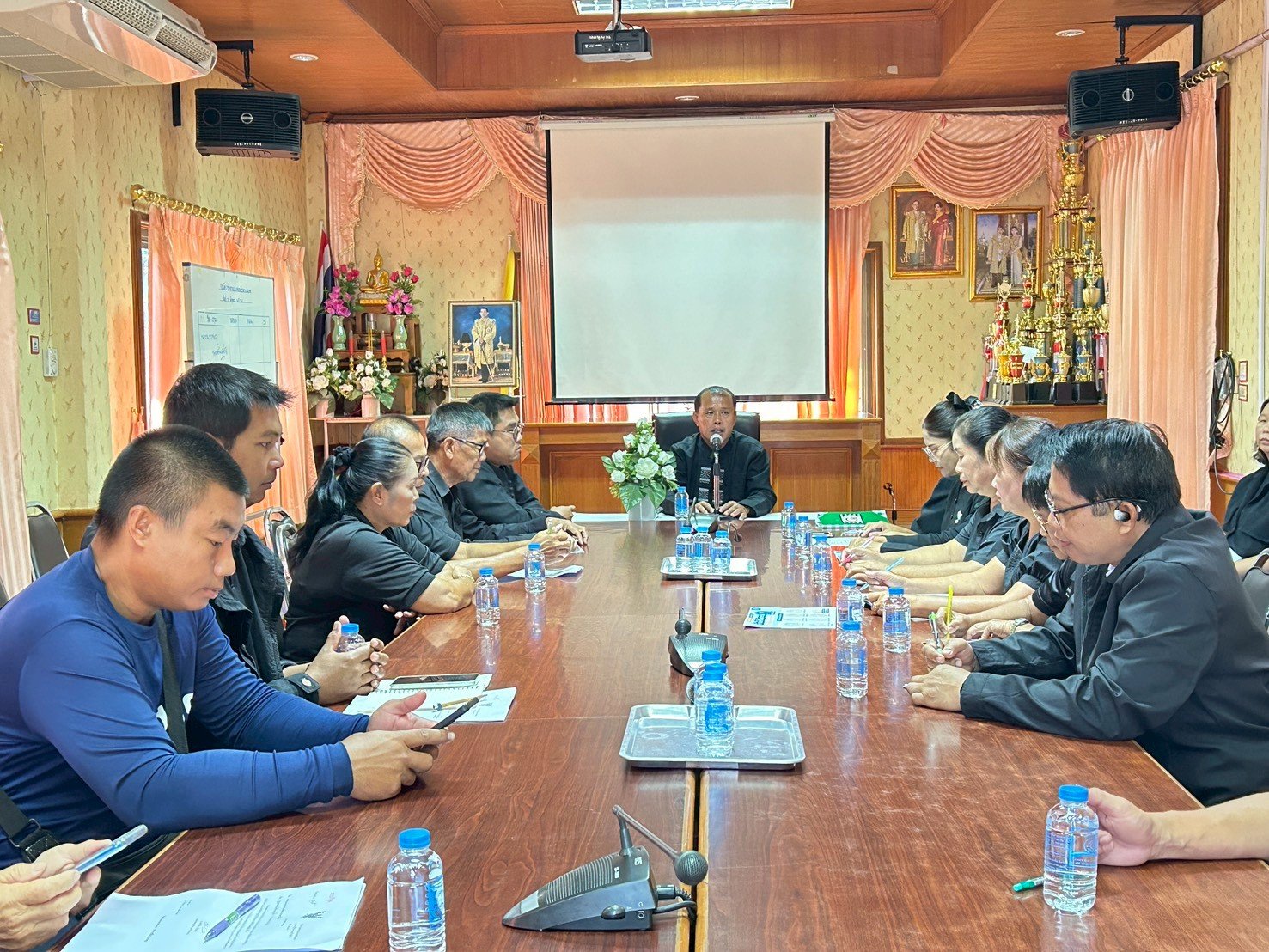 ร่วมยืนสงบนิ่งถวายอาลัยก่อนเริ่มประชุมจัดเตรียมงานประเพณียี่เป็ง ประจำปี พ.ศ. 2568