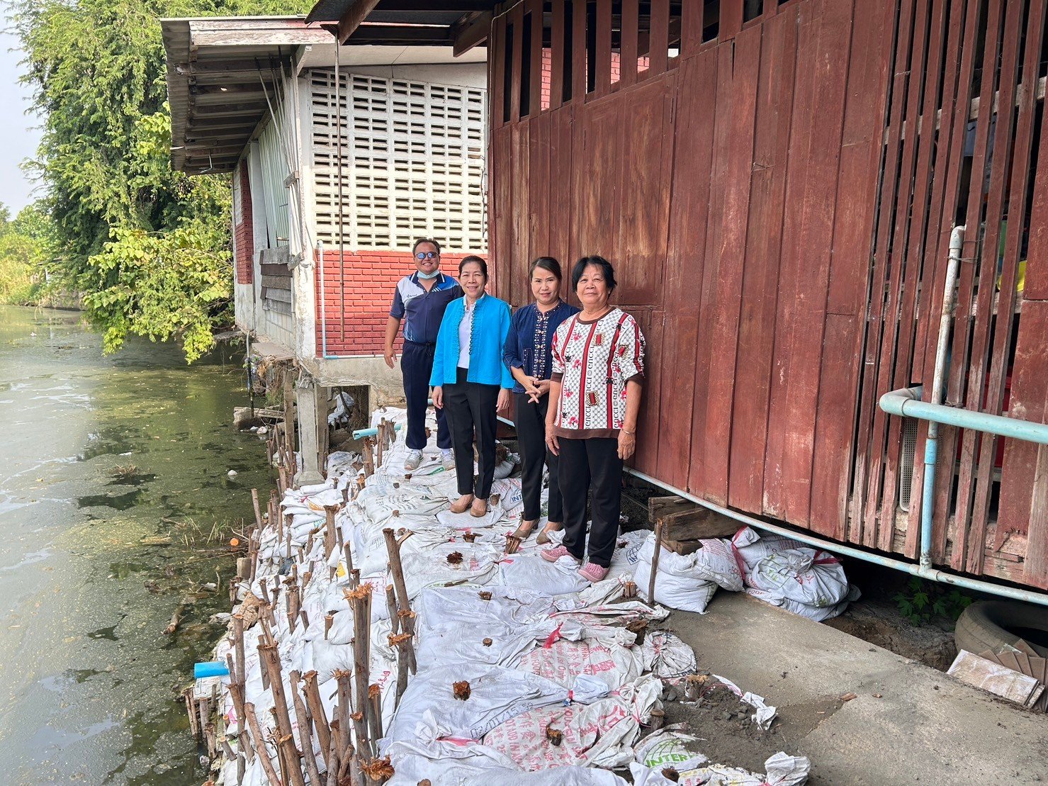 ลงพื้นที่ตรวจเยี่ยมหน้างานโครงการซ่อมแซมกำแพงบ้านเรือนราษฎรหมู่ที่9