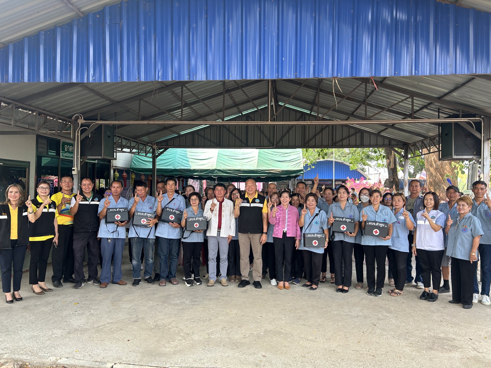ลงพื้นที่ ติดอาวุธด้านสาธารณสุข หรือ ส่งมอบกระเป๋าพยาบาล พร้อมหน้ากากอนามัย เเละอุปกรณ์ที่จำเป็นให้กับ เครือข่ายอาสาสมัครสาธารณสุขประจำหมู่บ้าน (อสม.)