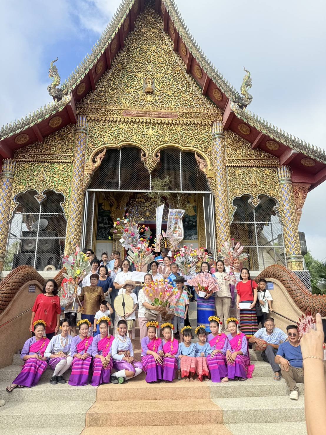 ร่วมทำบุญทอดกฐินสามัคคีเพื่อสมทบทุนในการบูรณะปฏิสังขรณ์เสนาสนะ ทอดถวาย ณ วัดสันมะโก