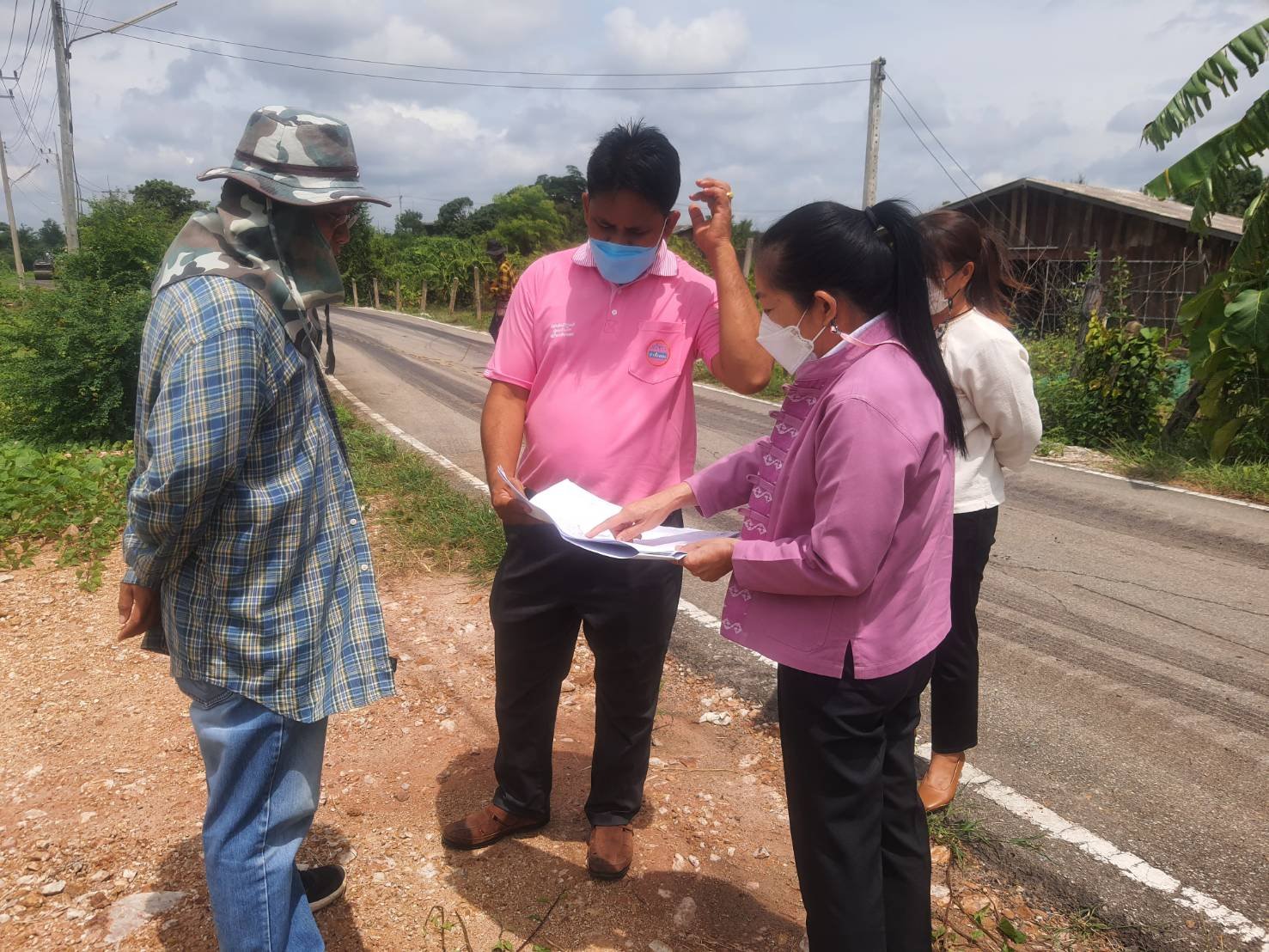 ลงพื้นที่สำรวจหน้างาน โครงการก่อสร้างถนนลาดยางแอสฟัลท์ติกคอนกรีตสายแม่ทาหลง โครงการปี 2566