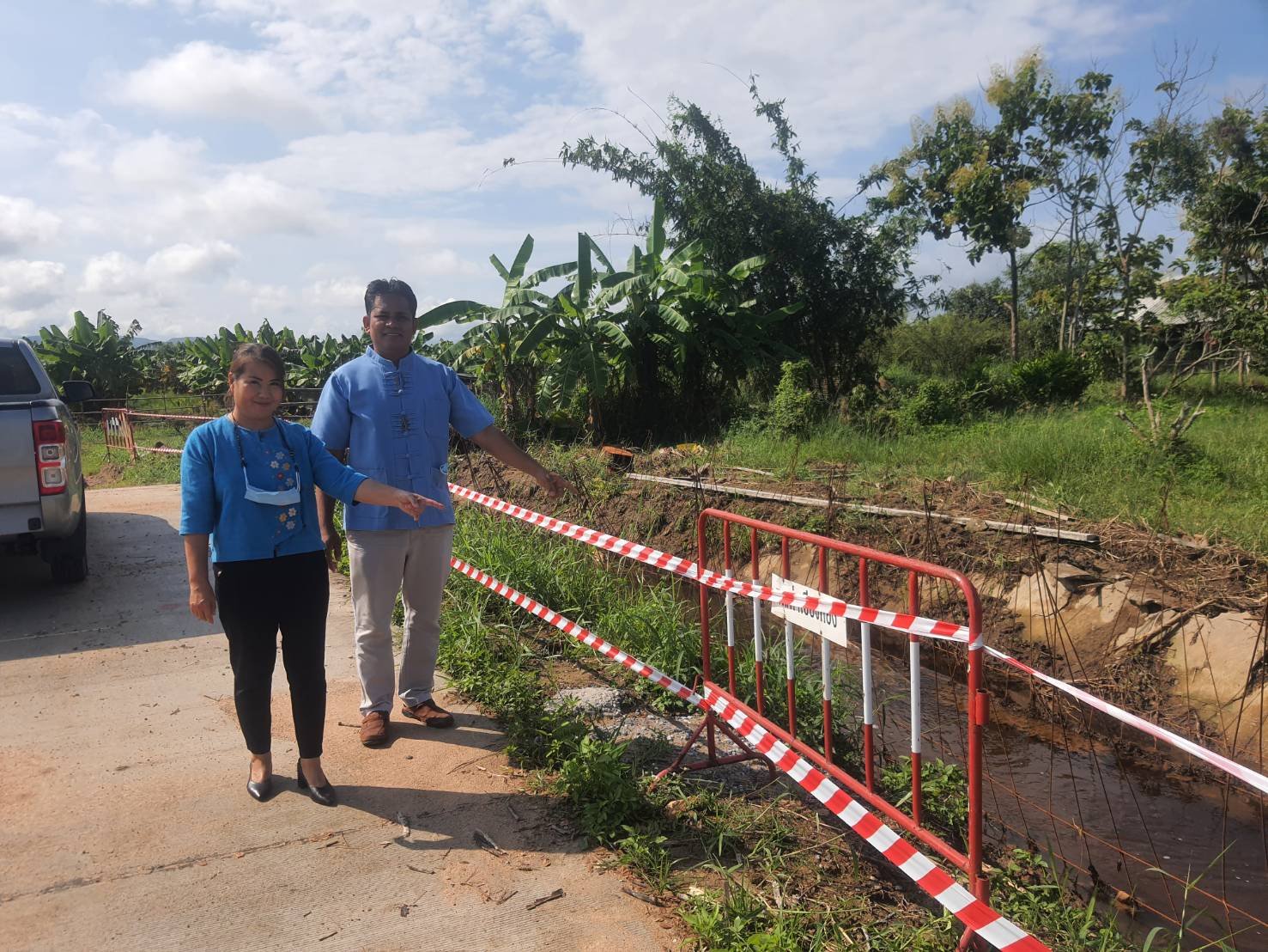 ลงพื้นที่ติดเทปกั้นพื้นที่เขตอันตรายเพื่อป้องกันการเกิดอุบัติเหตุ เนื่องจากมีการจัดทำ โครงการ จ้างเหมา ซ่อมแซมดาดคอนกรีต คลองส่งน้ำ โรงสูบน้ำพลังไฟฟ้า หมู่ 2 บ้านสันมะกรูด 