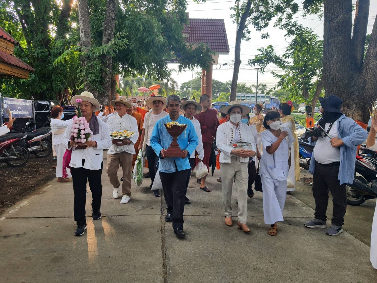 ต้อนรับและเดินขบวน ธรรมยาตราเดินเทศสันตรี (เดิน -เต้ด -สัน-ถี) ตามวิถีครูบาสู่บุคคลสำคัญของโลก