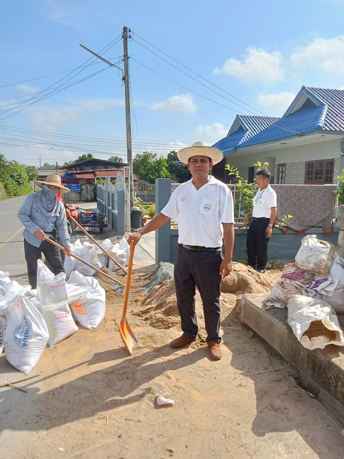  ลงพื้นที่ดำเนินการจัดเก็บเศษวัสดุและเศษทราย เพื่อไม่ให้กีดขวางเส้นทางจราจรของประชาชนในพื้นที่