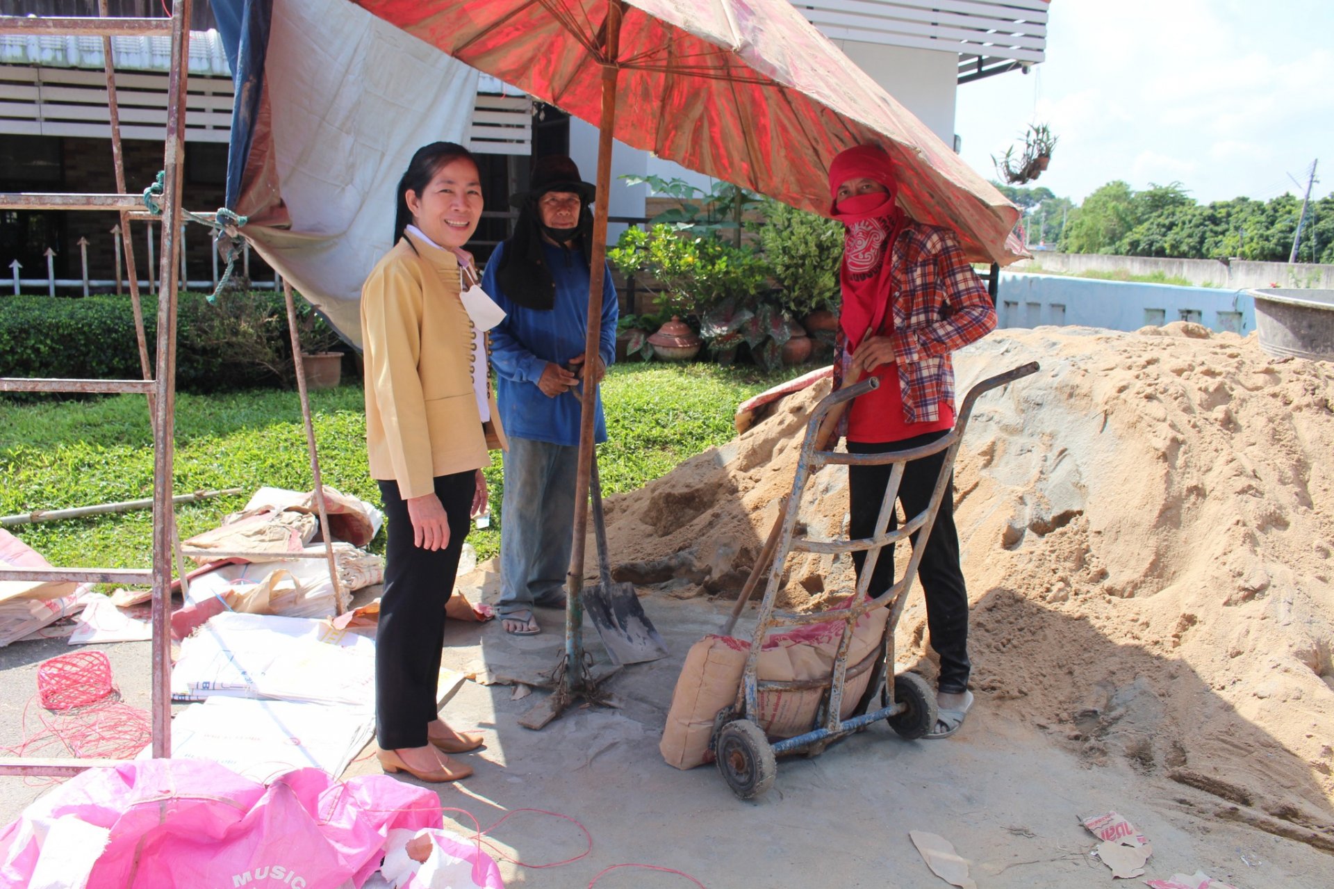 ลงพื้นที่ตรวจเยี่ยมหน้างานซ่อมแซมกำแพงบ้านเรือนราษฎรผู้อยู่อาศัยที่ได้รับผลกระทบและความเสียหายจากน้ำแม่ทาไหลกัดเซาะกำแพงบ้านเรือนราษฎรหมู่ที่ 9