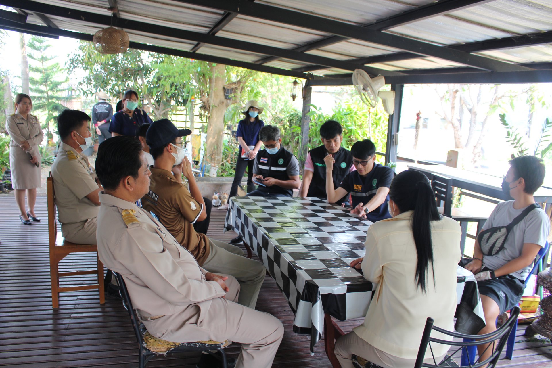 ลงพื้นที่ให้คำแนะนำและแนวทางการดำเนินการเกี่ยวกับการบริหารจัดการการปลูกกัญชาของโรงปลูกกัญชาในพื้นที่เทศบาลตำบลท่าเชียงทอง