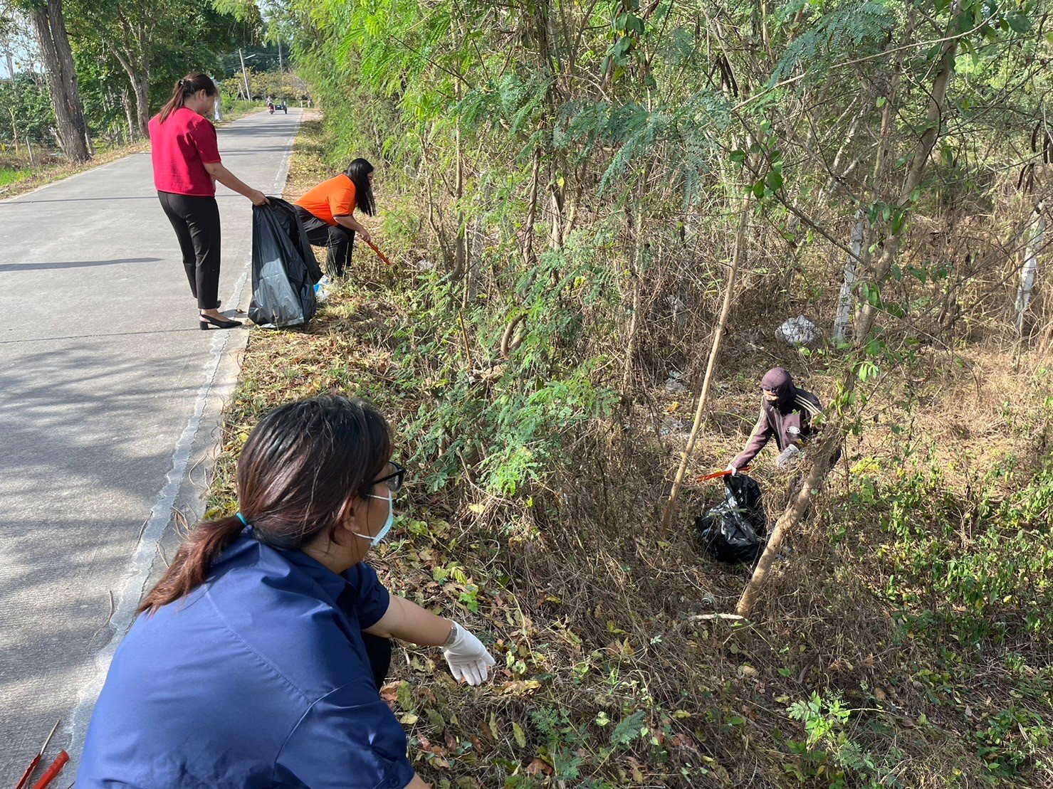  ลงพื้นที่เก็บขยะริมทางเนื่องจากมีผู้ลักลอบทิ้งขยะบริเวณริมทางและที่ทางสาธารณะในเขตพื้นที่เทศบาลตำบลท่าเชียงทอง