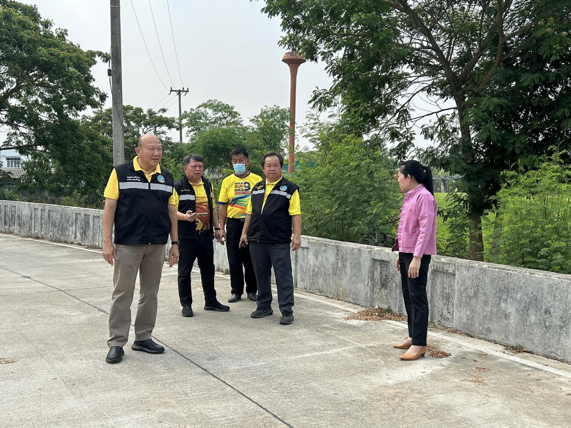 สำรวจพื้นที่ ที่จะดำเนินโครงการก่อสร้างถนนลาดยางแอสฟัลท์ติกคอนกรีต รหัสสายทางหลวงท้องถิ่น ลพ.ถ. 46062 สายทางบ้านแม่ทาหลง - ท่าศาลา หมู่ที่ 9