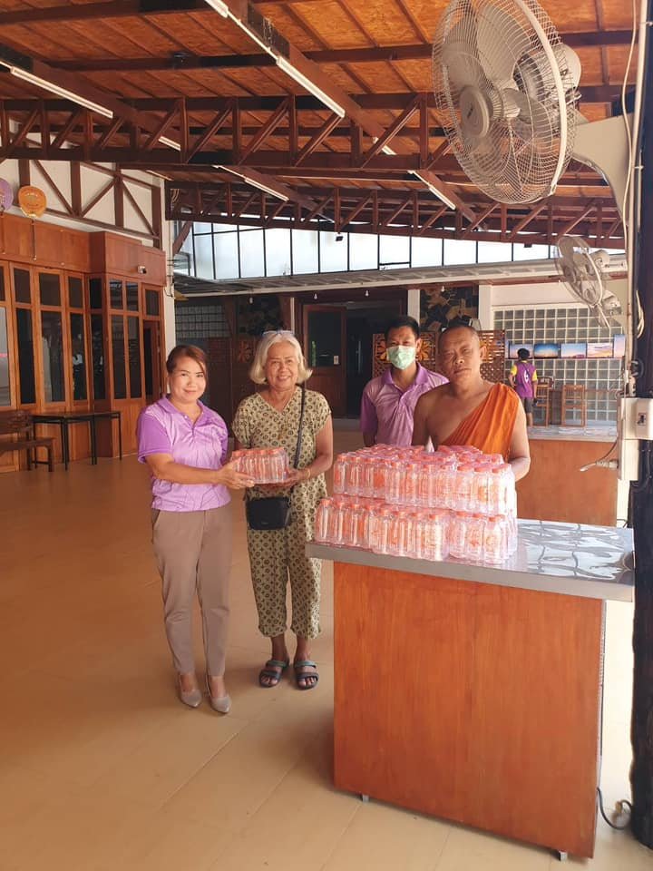 มอบน้ำดื่ม สนับสนุนงานประเพณีใส่ขันดอกไม้บูชาอินทขิล เสาหลักเมืองป่าซาง