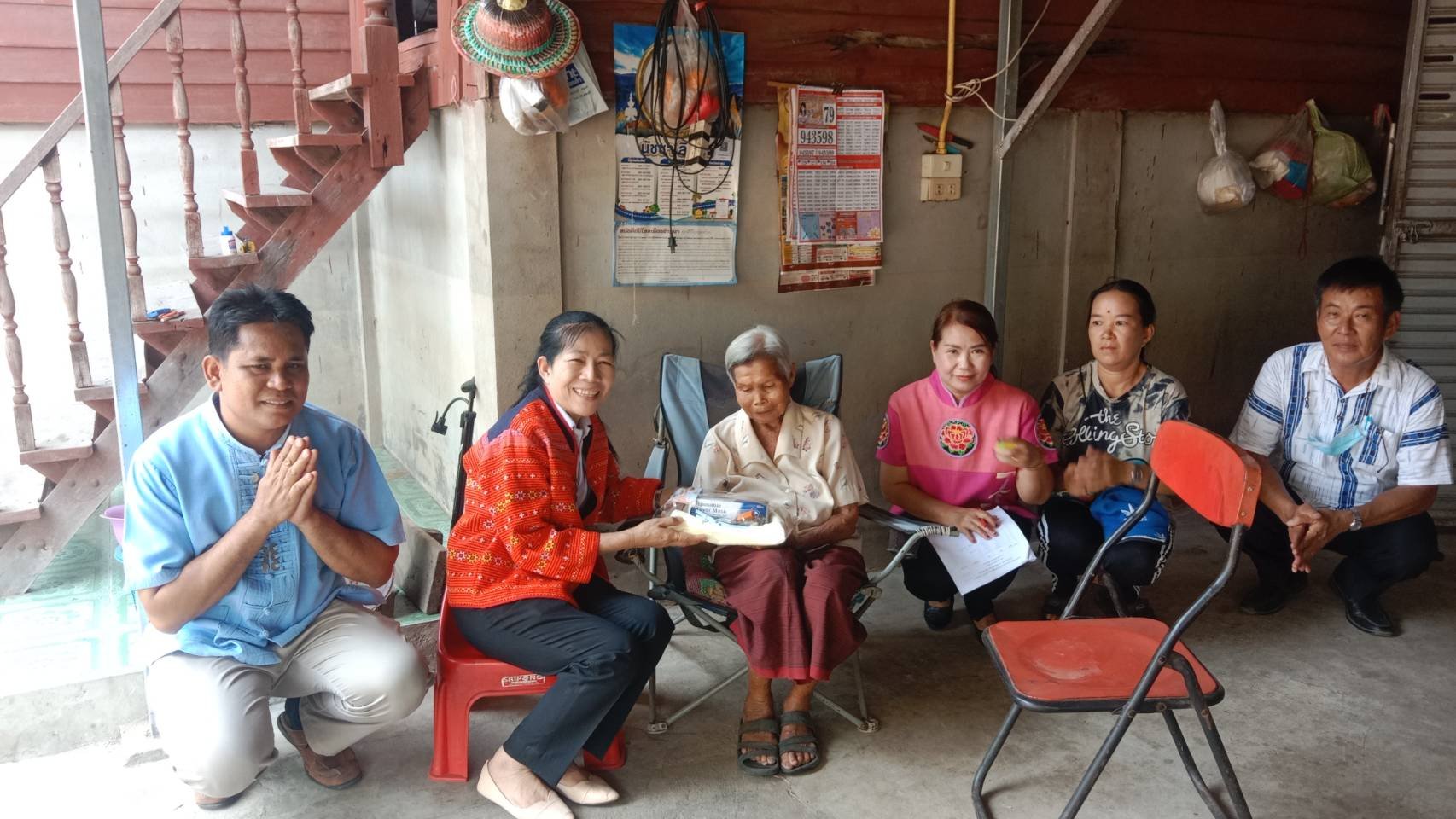 ทำกิจกรรมรดน้ำดำหัวผู้สูงอายุในเขตพื้นที่เทศบาลตำบลท่าเชียงทองตามโครงการจัดงานประเพณีรดน้ำดำหัวผู้สูงอายุ ประจำปี2567