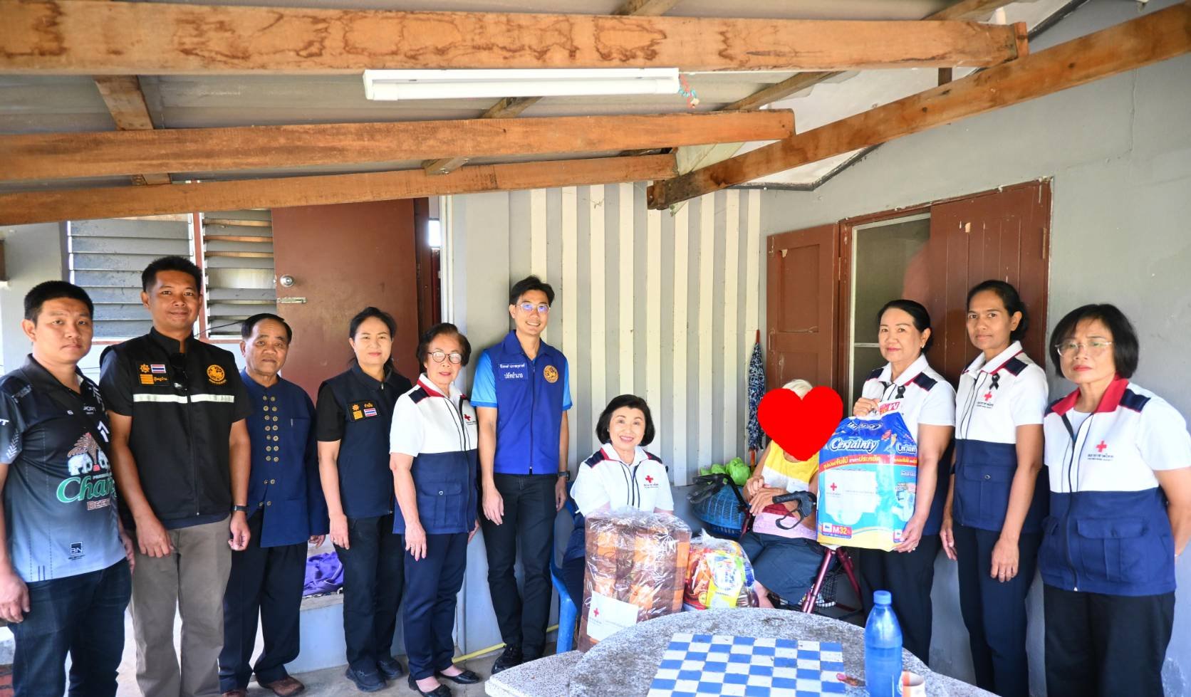 ลงพื้นที่มอบสิ่งของให้แก่ผู้ประสบปัญหาทางสังคม