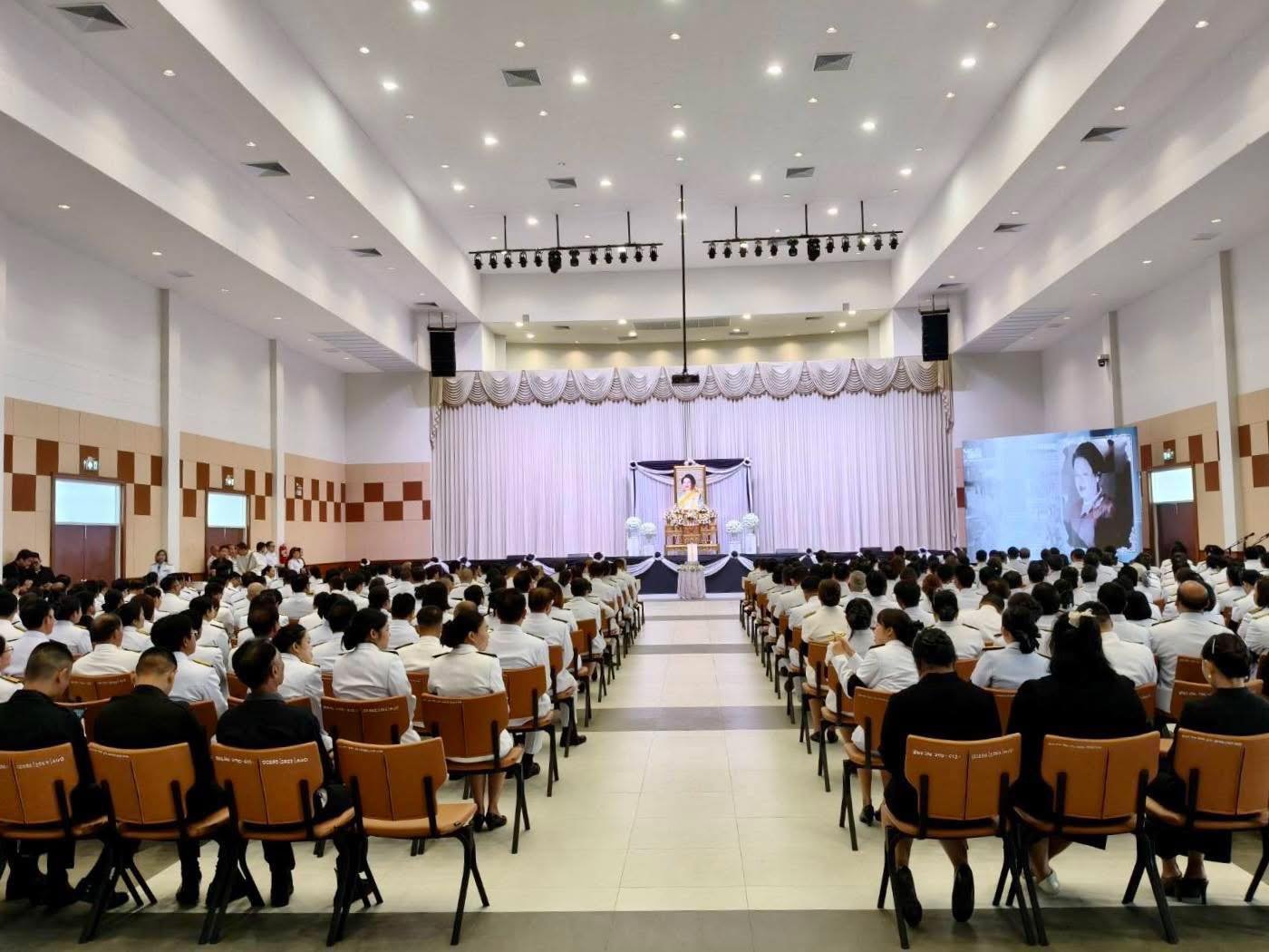 ร่วมประกอบพิธีถวายน้ำสรงพระบรมศพเบื้องหน้าพระฉายาลักษณ์ สมเด็จพระนางเจ้าสิริกิติ์ พระบรมราชินีนาถพระบรมราชชนนีพันปีหลวง