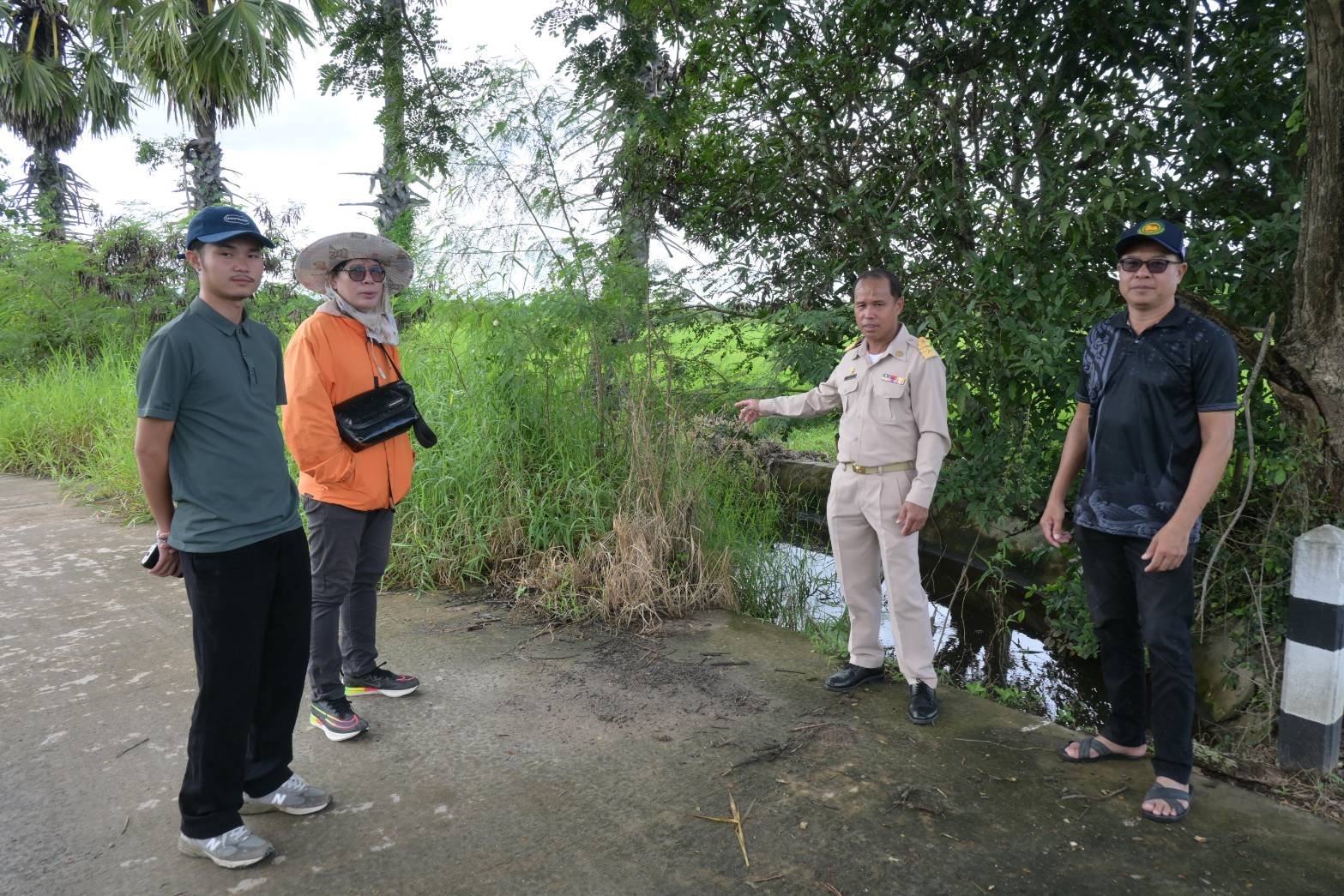 ลงพื้นที่สำรวจลำเหมืองกรณีน้ำท่วมขังถนนทางเข้าสวน หมู่ที่ 2