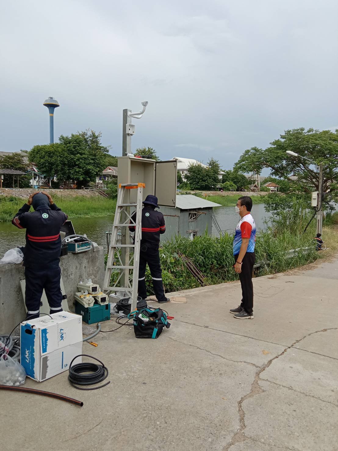 ติดตามความคืบหน้าโครงการติดตั้งกล้องวงจรปิด CCTV โดยลงพื้นที่สำรวจงานติดตั้งโครงการกล้องวงจรปิด CCTV 4 หมู่บ้านในเขตเทศบาลตำบลท่าเชียงทอง