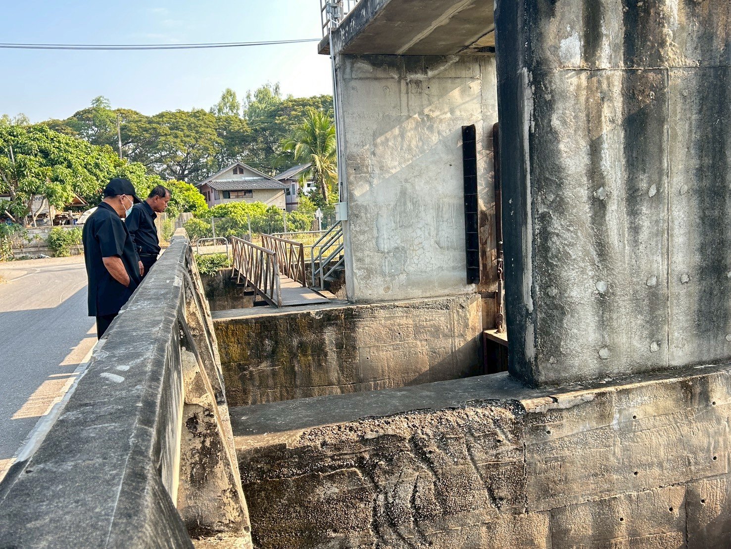  ลงพื้นที่สำรวจประตูกั้นน้ำฝายสบทาที่ชำรุด 