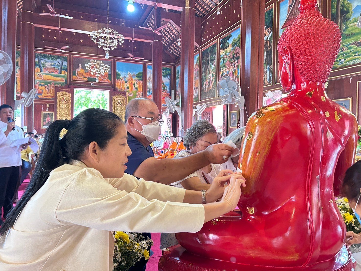 เข้าร่วมพิธีปิดทอง องค์พระประธาน