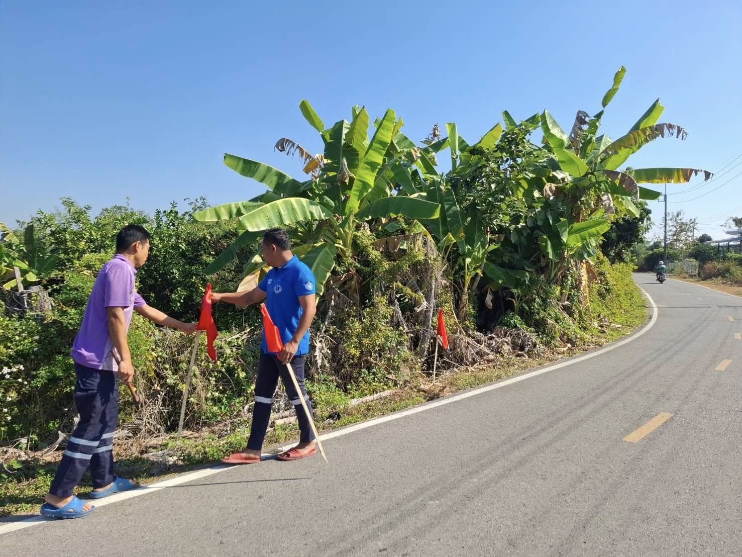 ติดตั้งธงแดงตามจุดทางโค้งอันตรายเสี่ยงอุบัติเหตุและได้ติดตั้งป้ายเตือนเมาไม่ขับทั้ง4หมู่บ้านในเขตเทศบาลตำบลท่าเชียงทอง