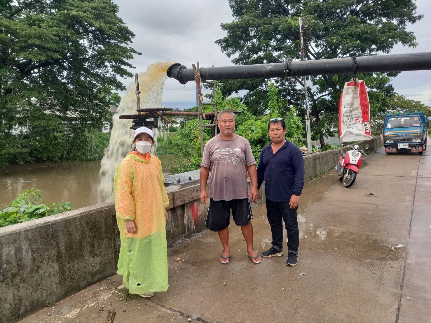 ดำเนินการสูบน้ำ-ระบายน้ำเพื่อบรรเทาความเดือดร้อนน้ำท่วมขังในพื้นที่ บริเวณร้านฮิมกวงโฮมคาเฟ่ ลงสู่แม่น้ำกวง หมู่ที่ 9 บ้านท่าศาลา - แม่ทาหลง