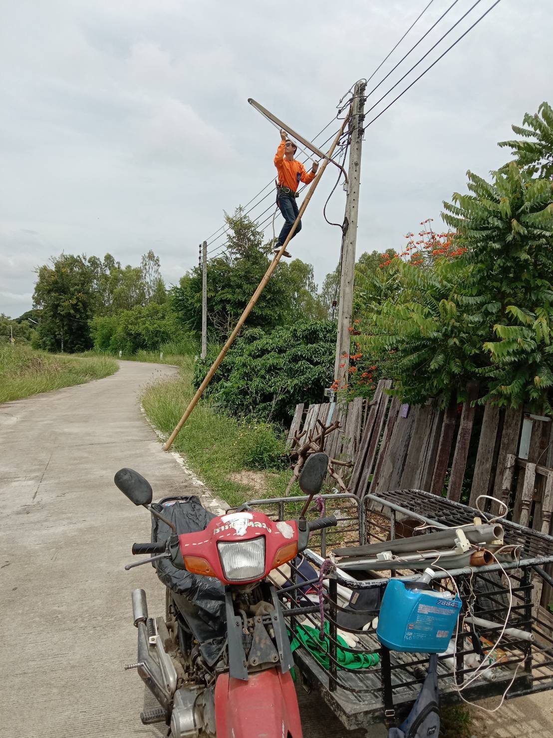 ลงพื้นที่ดำเนินการซ่อมไฟฟ้าสาธารณะตามใบคำร้องขอความช่วยเหลือประชาชน