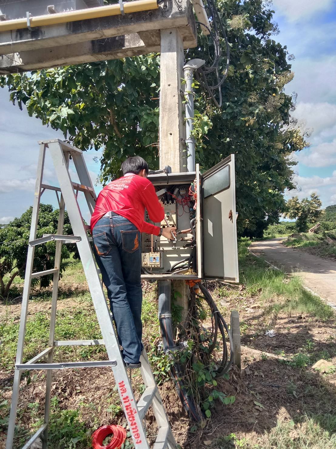 ลงพื้นที่ดำเนินการซ่อมแซมไฟฟ้าส่องสว่างสถานีสูบน้ำและไฟกิ่ง