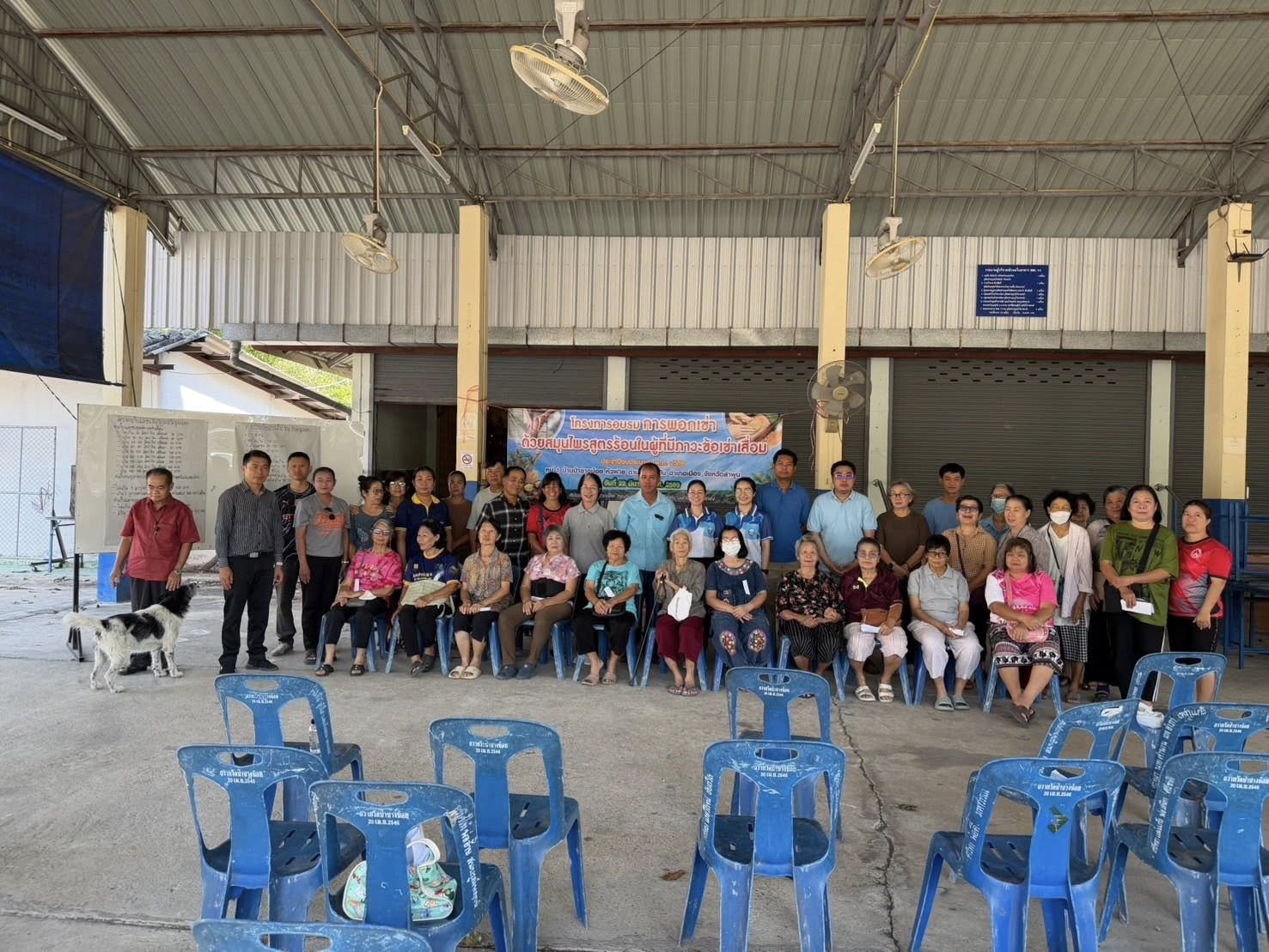  ลงพื้นที่ประชาคมอัตราค่าธรรมเนียมเกี่ยวกับการจัดการสิ่งปฏิกูลมูลฝอยและร่วมเปิดโครงการอบรมการพอกเข่าด้วยสมุนไพรสูตรร้อน