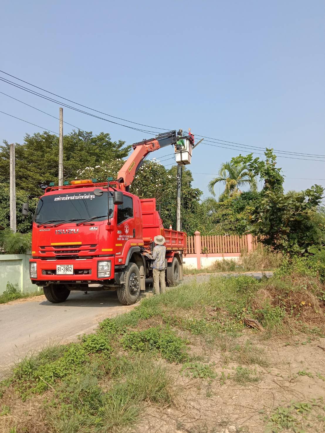 ดำเนินการแก้ไขไฟฟ้าสาธารณะจุดที่มีความเสี่ยงอันตราย และจุดที่มีความยากลำบากต่อการปฎิบัติงาน