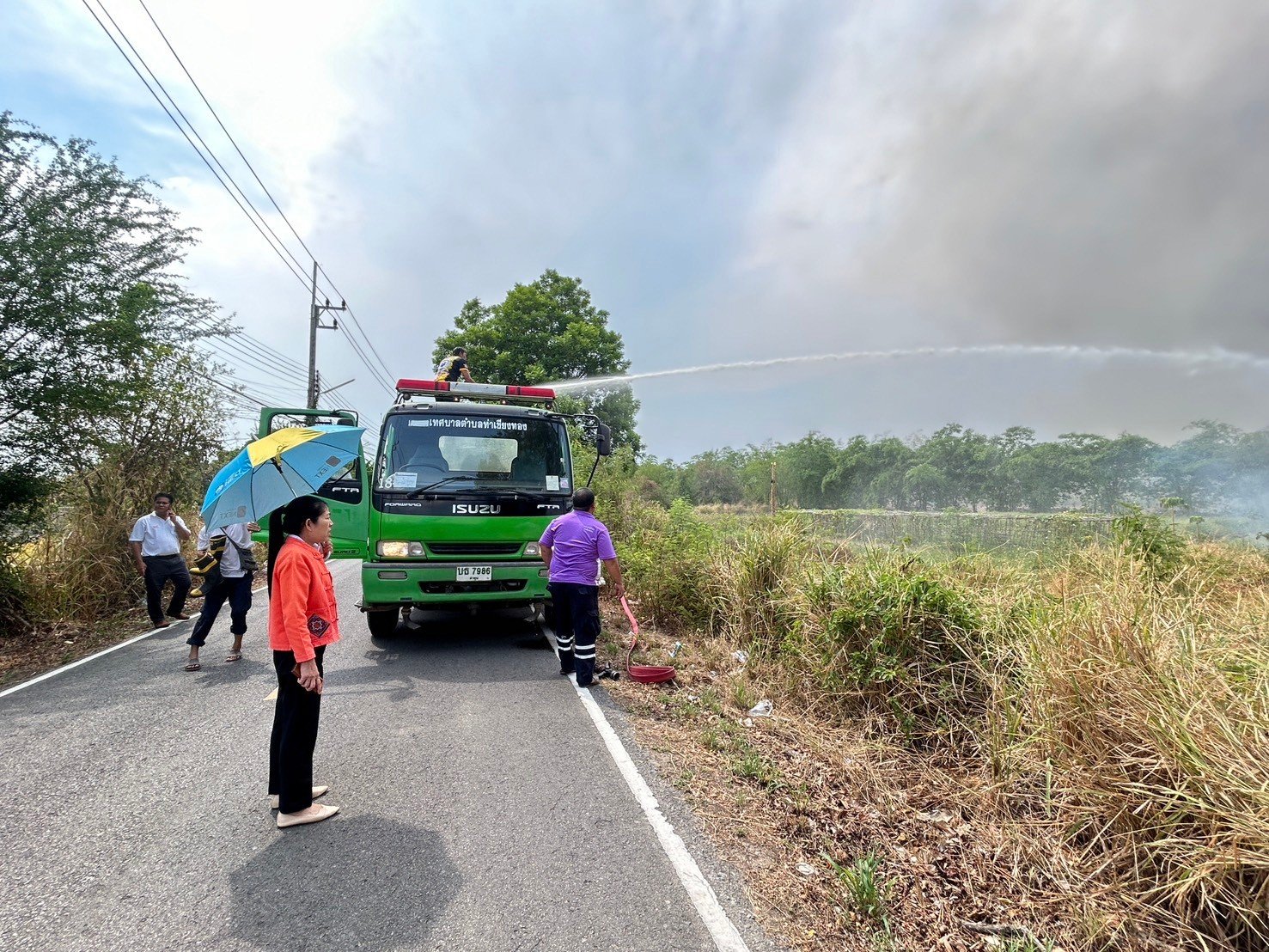 ลงพื้นที่ตรวจสอบเหตุเพลิงไหม้และร่วมสั่งการให้ระงับเหตุ