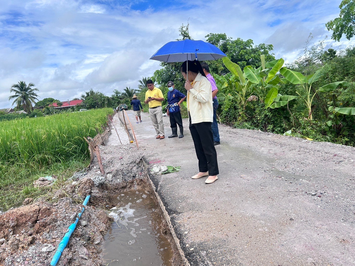 ลงพื้นที่ตรวจเยี่ยมหน้างานโครงการ ก่อสร้างไหล่ทางคอนกรีตเสริมเหล็ก พร้อมวางท่อคอนกรีตเสริมเหล็ก หมู่ที่ 2