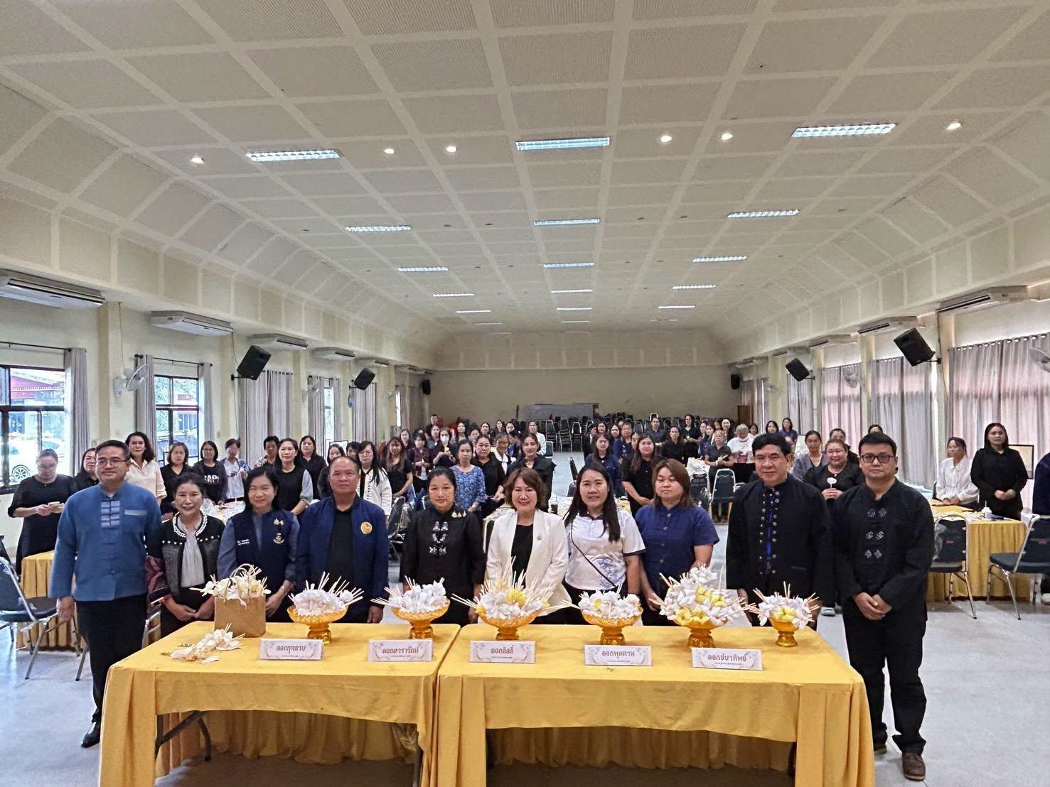 เข้าร่วมโครงการประดิษฐ์ดอกไม้จันทน์