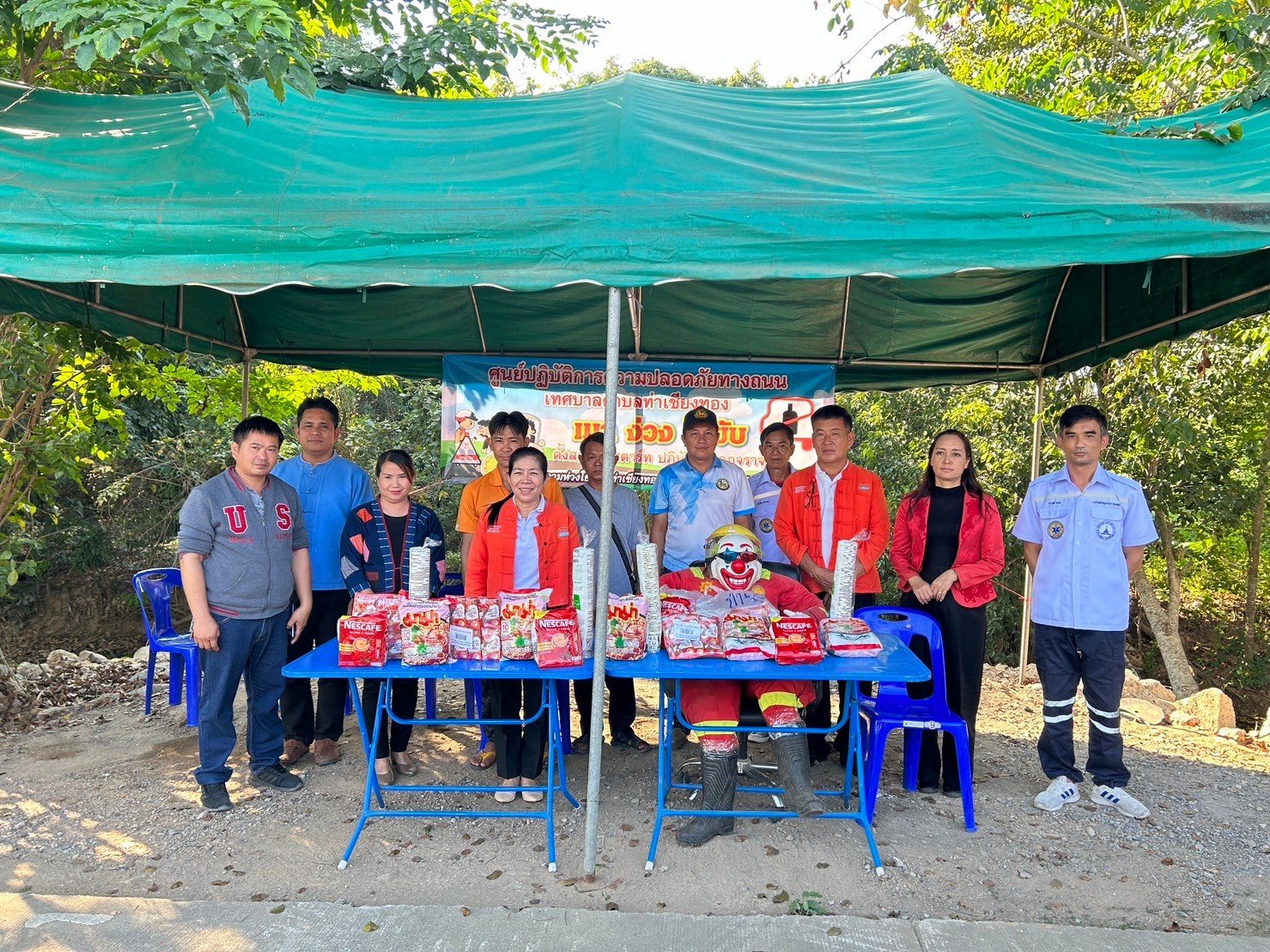 มอบปฏิทินปี 2567และมอบอาหารและเครื่องดื่มแก่ผู้ปฏิบัติหน้าที่ตั้งด่านป้องกันและลดอุบัติเหตุทางถนนช่วงเทศกาลปีใหม่