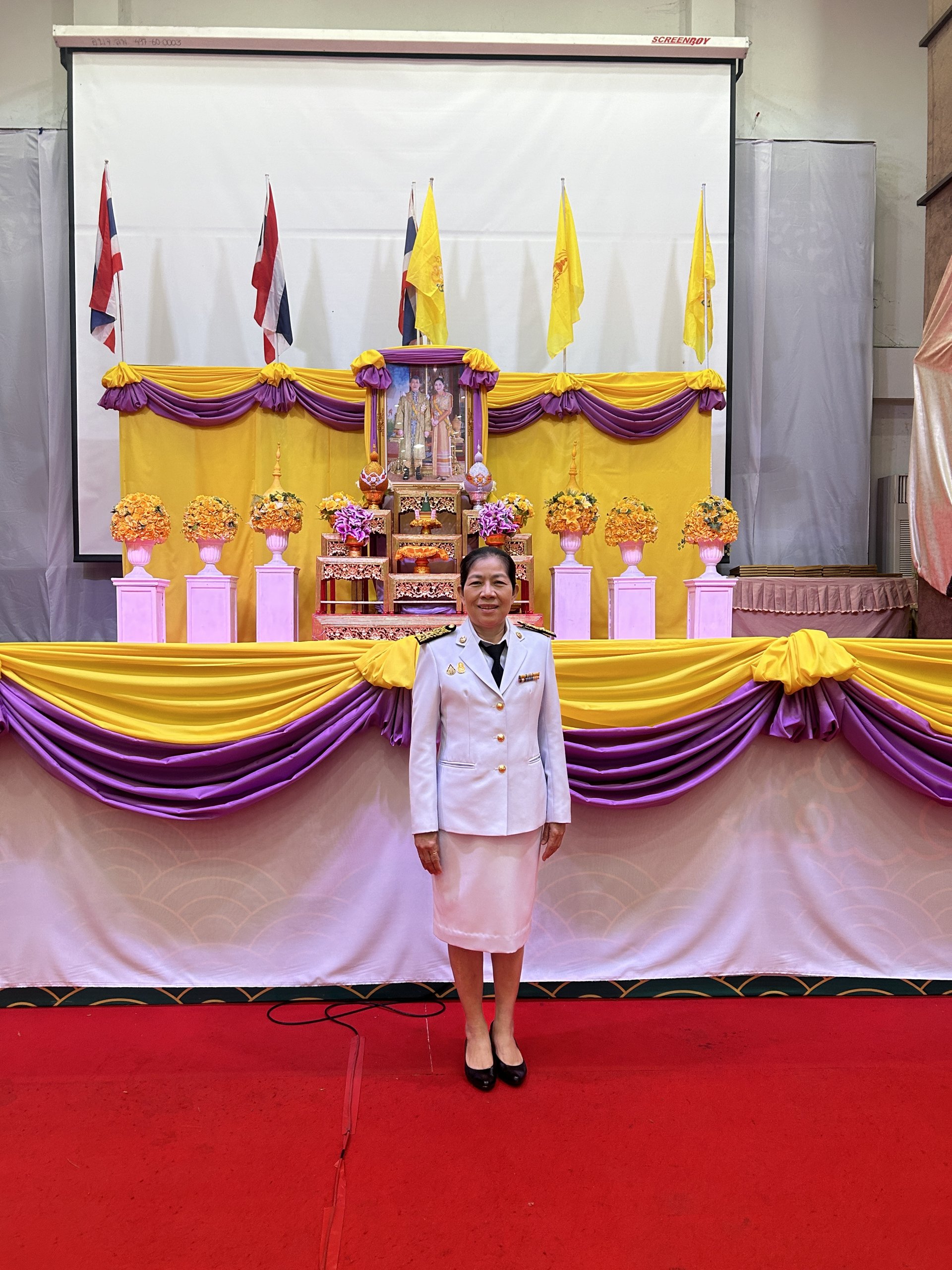 เข้าร่วมพิธีรับพระราชทานพระบรมฉายาลักษณ์พระบาทสมเด็จพระเจ้าอยู่หัว ที่ฉายกับสมเด็จพระนางเจ้าฯ พระบรมราชินี