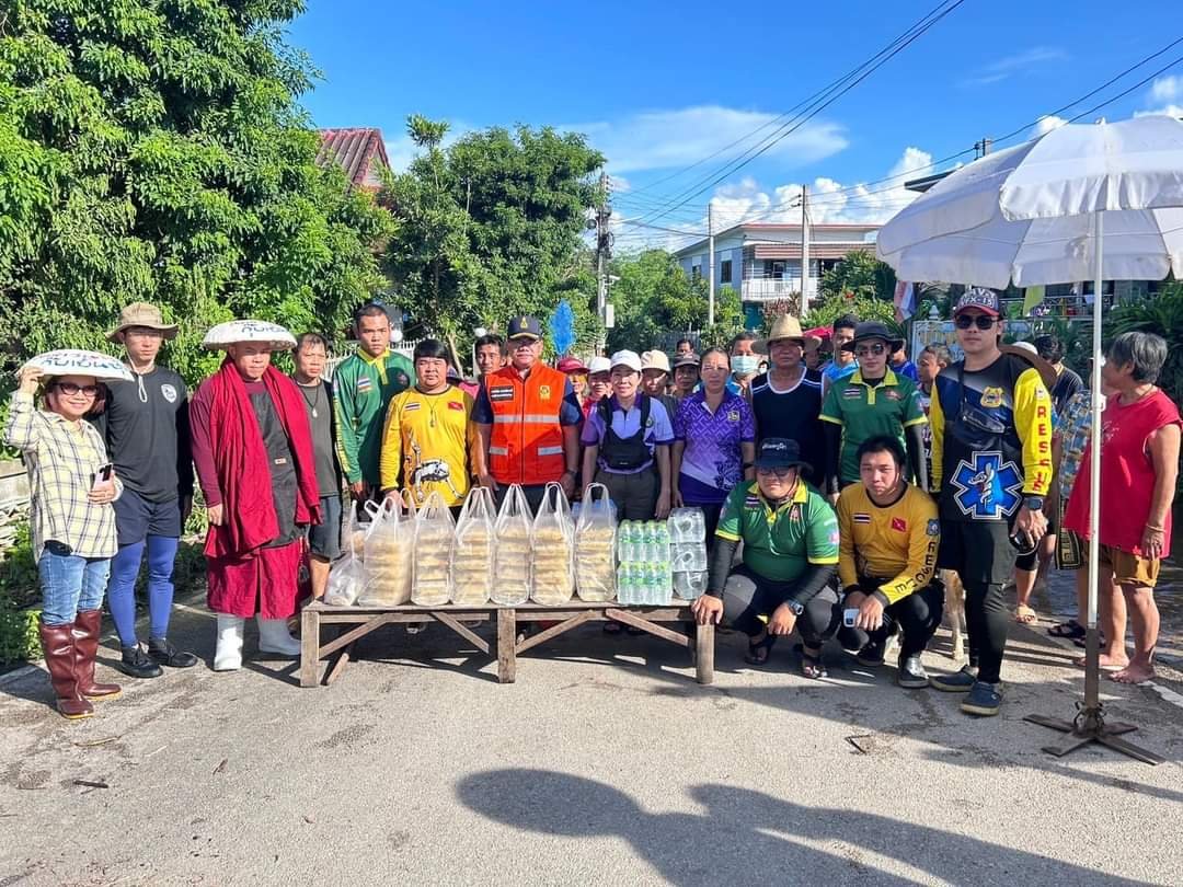 ลงพื้นที่มอบอาหารปรุงสำเร็จและน้ำดื่มให้กับผู้ประสบอุทกภัยน้ำท่วม