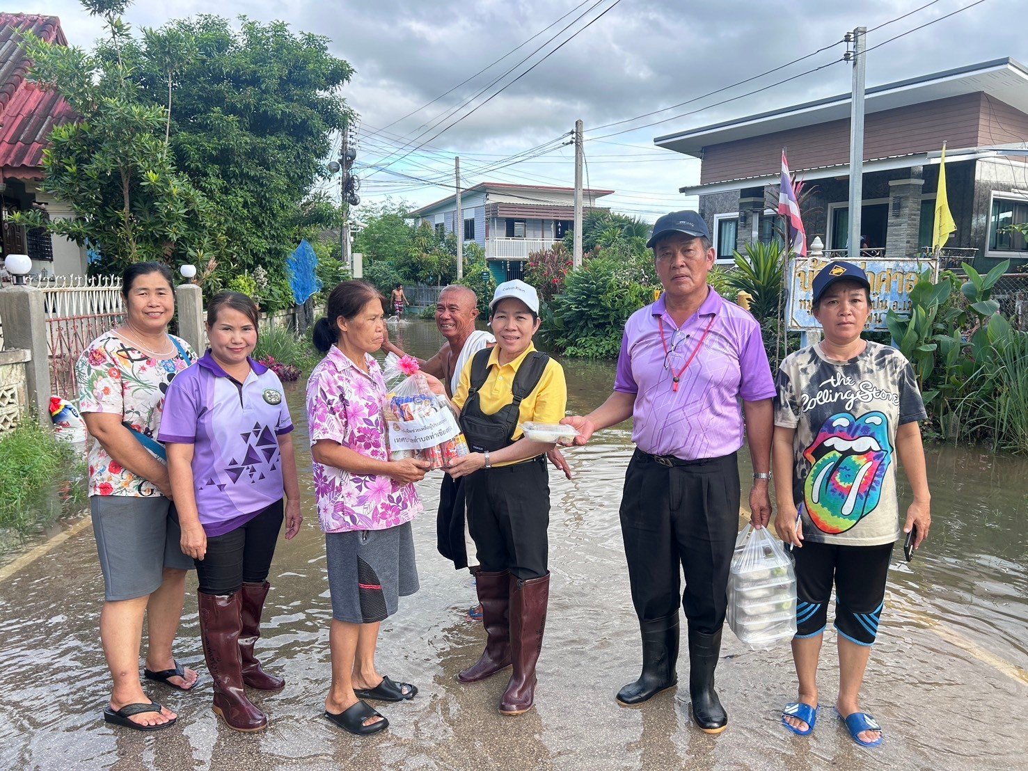 ลงพื้นที่มอบถุงยังชีพช่วยเหลือผู้ประสบอุทกภัยและให้กำลังใจผู้ประสบภัยในเขตพื้นที่