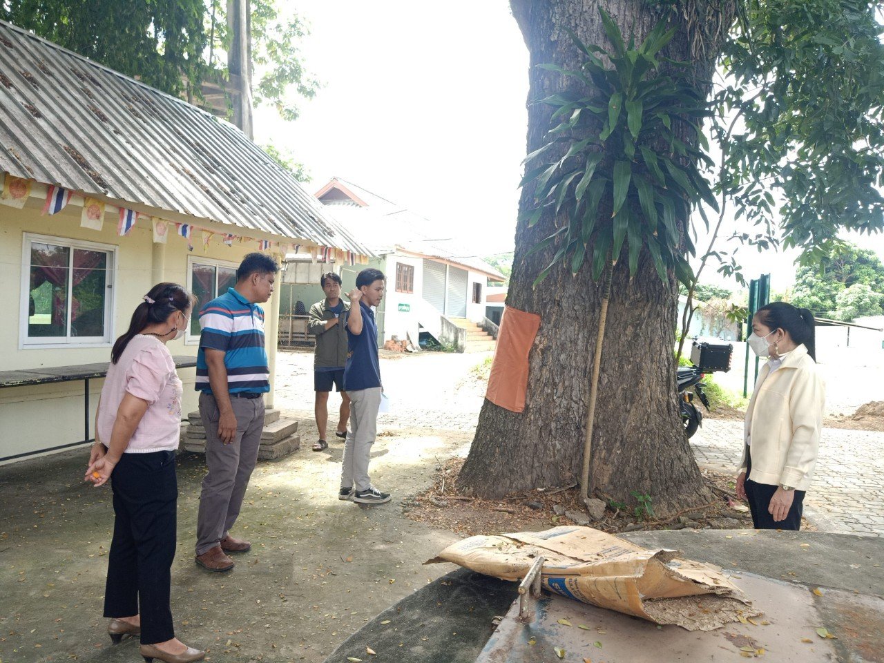 ลงพื้นที่ออกสำรวจโครงการปรับปรุงซ่อมแซม อาคารฮ่มขะจาว ซ่อมแซมหลังคากันสาดจุดออกกำลังกาย หมู่ที่ 9