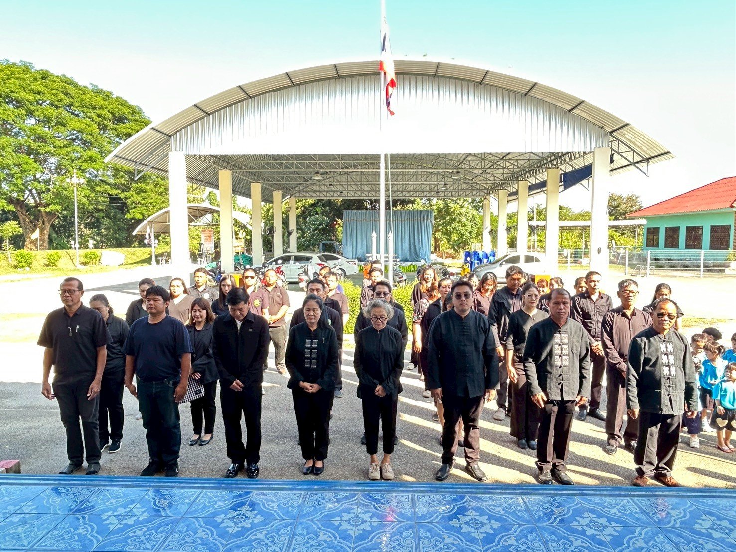 ร่วมลงนามถวายความอาลัย เบื้องหน้าพระฉายาลักษณ์ สมเด็จพระนางเจ้าสิริกิติ์ พระบรมราชินีนาถ พระบรมราชชนนีพันปีหลวง