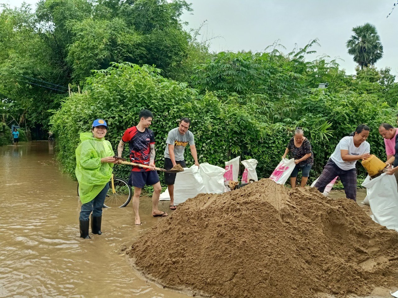 ลงพื้นที่ติดตามสถานการณ์น้ำในแม่น้ำกวง ลำน้ำทา เนื่องจากเกิดสถานการณ์อุทกภัยจากฝนตกหนักถึงหนักมากในพื้นที่
