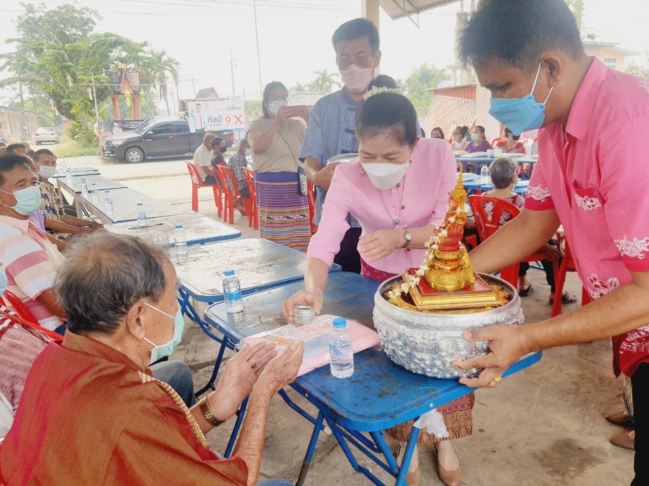 สรงน้ำพระและรดน้ำดำหัวผู้สูงอายุในเขตเทศบาลตำบลท่าเชียงทอง ทั้ง 4 หมู่บ้าน ช่วงบ่าย บ้านสันมะกรูด 